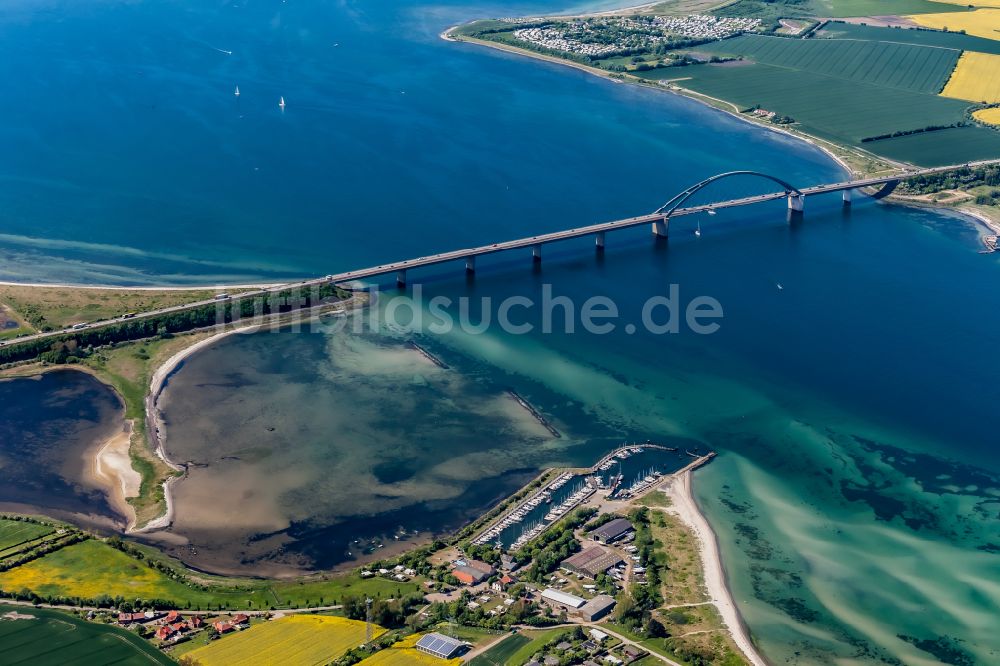 Luftaufnahme Fehmarn - Fehmarnsundbrücke zwischen Fehmarn und dem Festland bei Großenbrode in Schleswig-Holstein, Deutschland