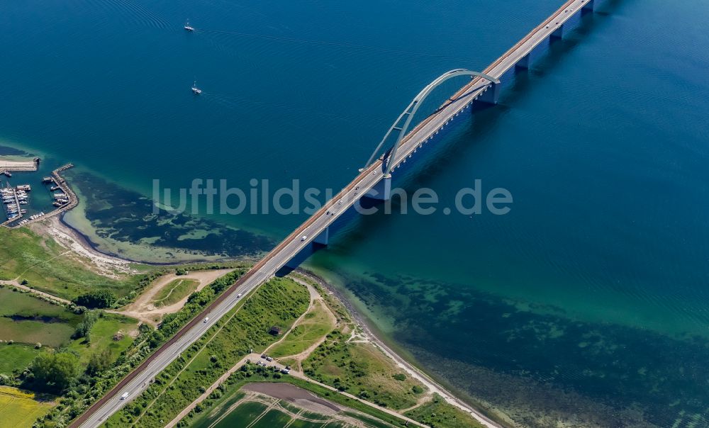 Fehmarn von oben - Fehmarnsundbrücke zwischen Fehmarn und dem Festland bei Großenbrode in Schleswig-Holstein, Deutschland