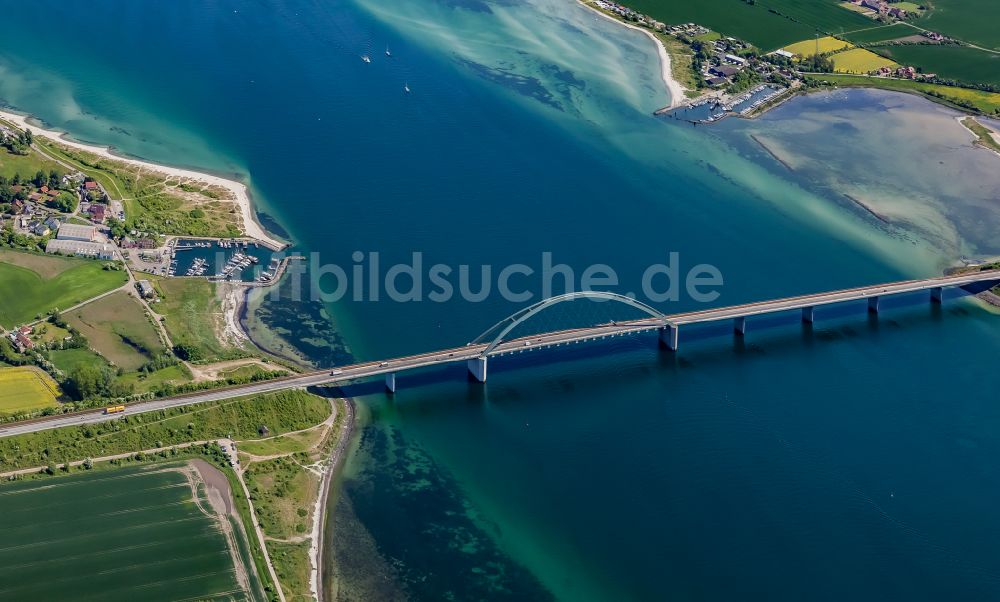 Fehmarn von oben - Fehmarnsundbrücke zwischen Fehmarn und dem Festland bei Großenbrode in Schleswig-Holstein, Deutschland