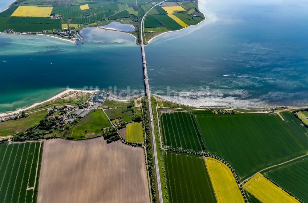 Luftaufnahme Fehmarn - Fehmarnsundbrücke zwischen Fehmarn und dem Festland bei Großenbrode in Schleswig-Holstein, Deutschland