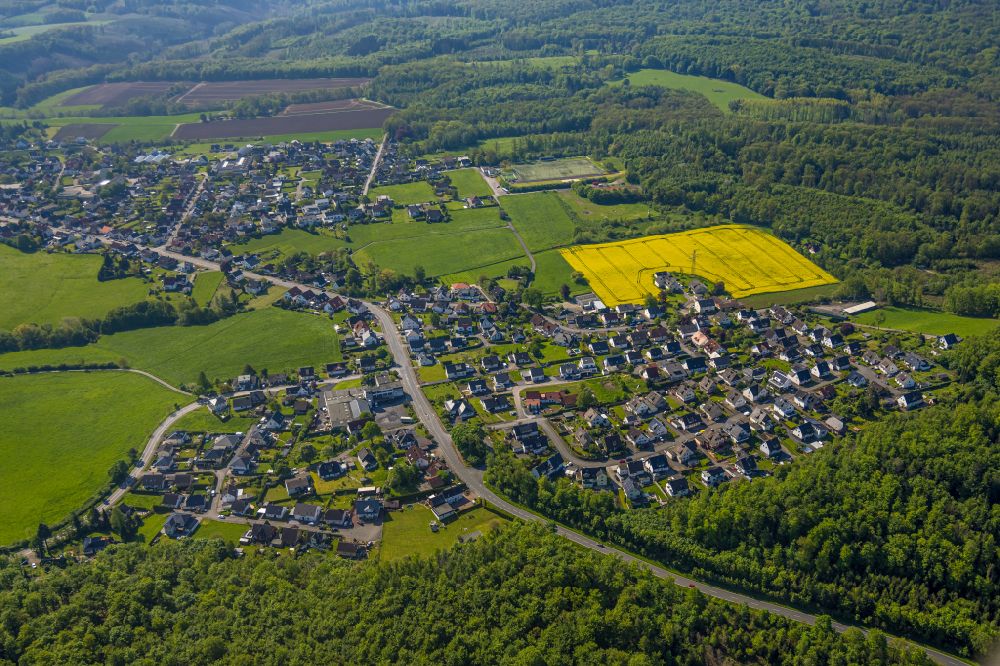 Arnsberg von oben - Feld- Landschaft gelb blühender Raps- Blüten in Arnsberg im Bundesland Nordrhein-Westfalen, Deutschland
