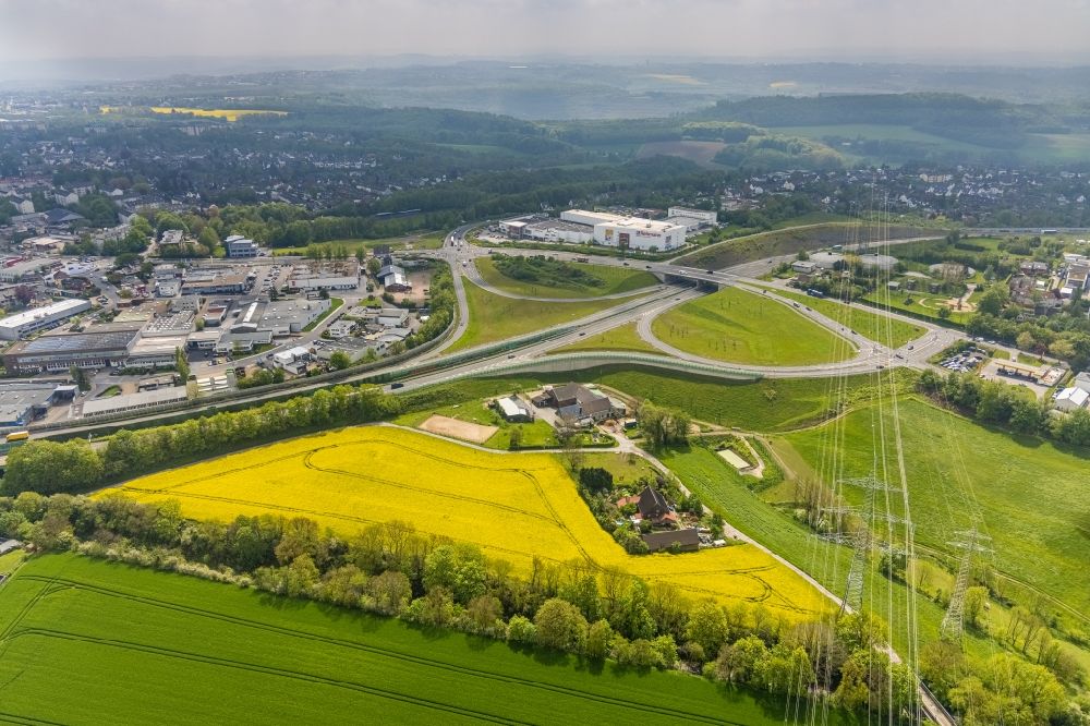 Luftaufnahme Birth - Feld- Landschaft gelb blühender Raps- Blüten in Birth im Bundesland Nordrhein-Westfalen, Deutschland