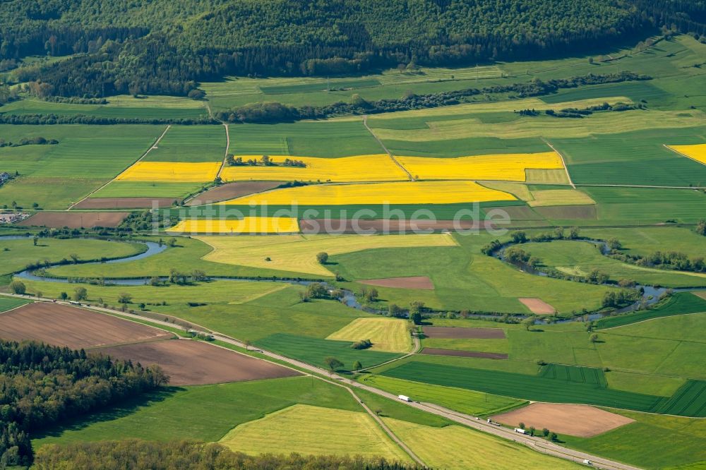 Luftaufnahme Donaueschingen - Feld- Landschaft gelb blühender Raps- Blüten an der Donau in Donaueschingen im Bundesland Baden-Württemberg, Deutschland
