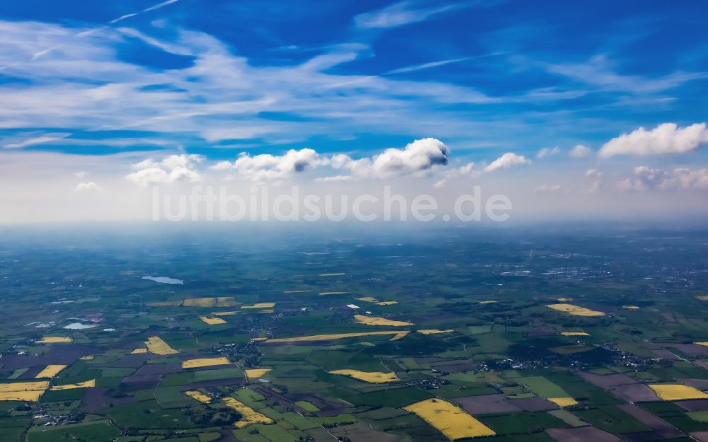 Luftaufnahme Mittelangeln - Feld- Landschaft gelb blühender Raps- Blüten in Mittelangeln im Bundesland Schleswig-Holstein, Deutschland