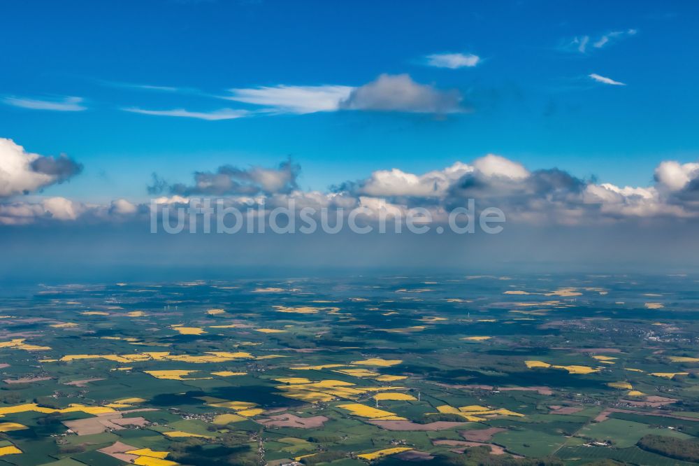 Mittelangeln aus der Vogelperspektive: Feld- Landschaft gelb blühender Raps- Blüten in Mittelangeln im Bundesland Schleswig-Holstein, Deutschland
