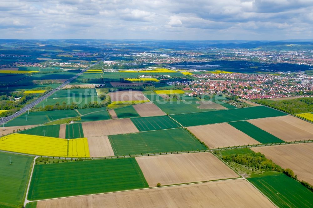 Rosdorf von oben - Feld- Landschaft gelb blühender Raps- Blüten in Rosdorf im Bundesland Niedersachsen, Deutschland