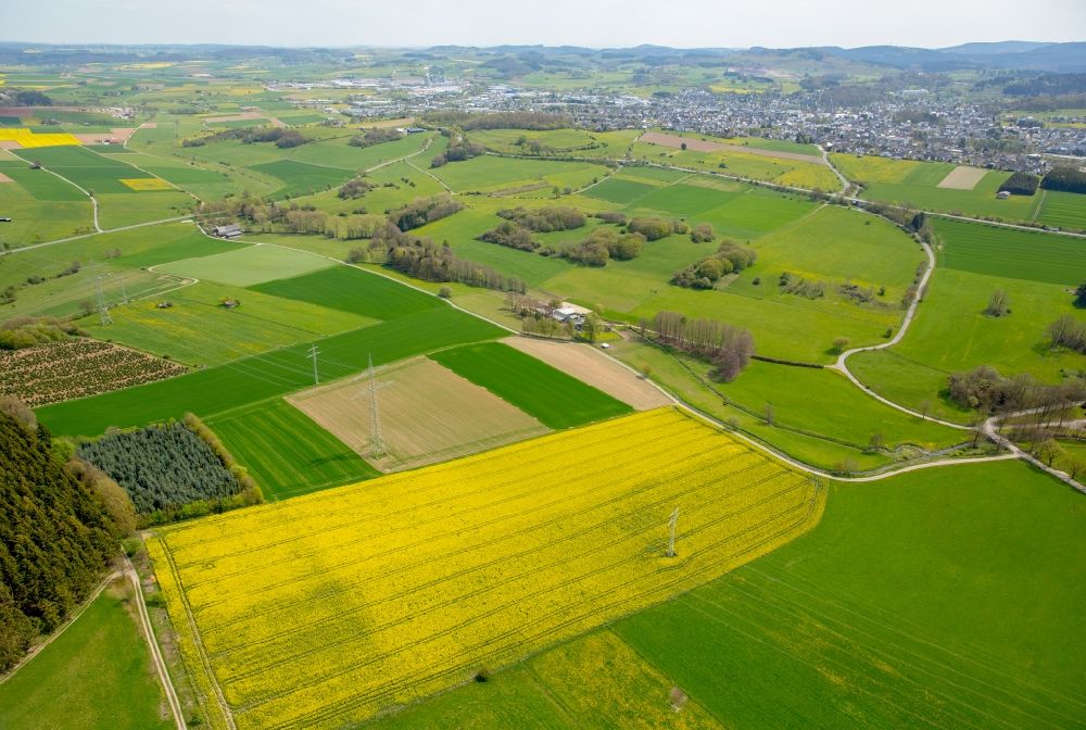 Luftbild Scharfenberg - Feld- Landschaft gelb blühender Raps- Blüten zusammen mit grünen Feldern in Scharfenberg im Bundesland Nordrhein-Westfalen, Deutschland