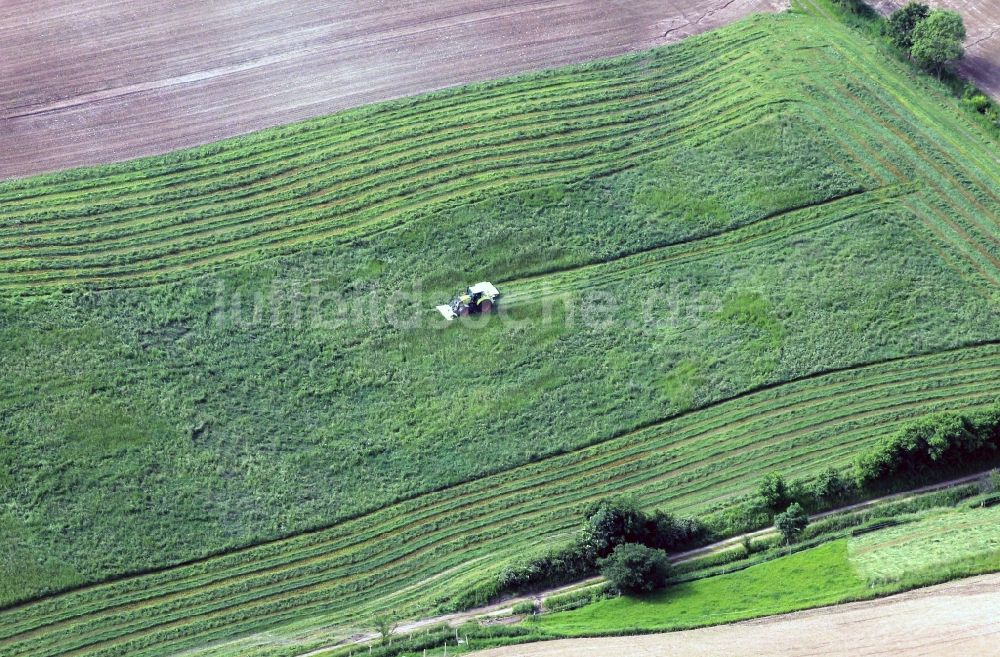 Luftaufnahme Jena - Feldarbeit mit Traktor bei Jena im Bundesland Thüringen