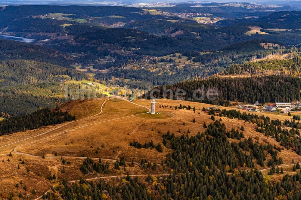 Feldberg (Schwarzwald) aus der Vogelperspektive: Feldbergturm und Bismarckdenkmal auf dem Feldberg im Bundesland Baden-Württemberg