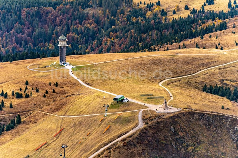 Luftaufnahme Feldberg (Schwarzwald) - Feldbergturm und Bismarckdenkmal auf dem Feldberg im Bundesland Baden-Württemberg