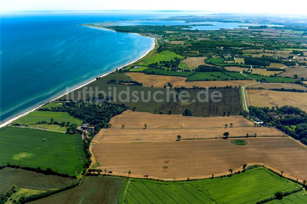 Kronsgaard von oben - Felder und angrenzende Waldgebiete in Pommerby im Bundesland Schleswig-Holstein, Deutschland