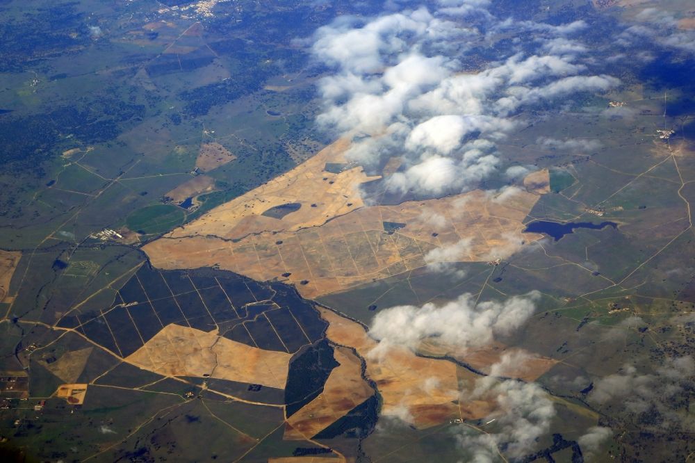 Luftaufnahme Viana do Alentejo - Felder und angrenzende Waldgebiete in Viana do Alentejo in Distrikt Evora, Portugal