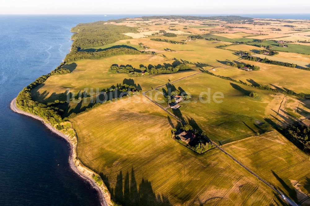 Borre aus der Vogelperspektive: Felder und Waldgebiete des Møns Klint am Steilufer der Ostsee in Borre in Region Själland, Dänemark