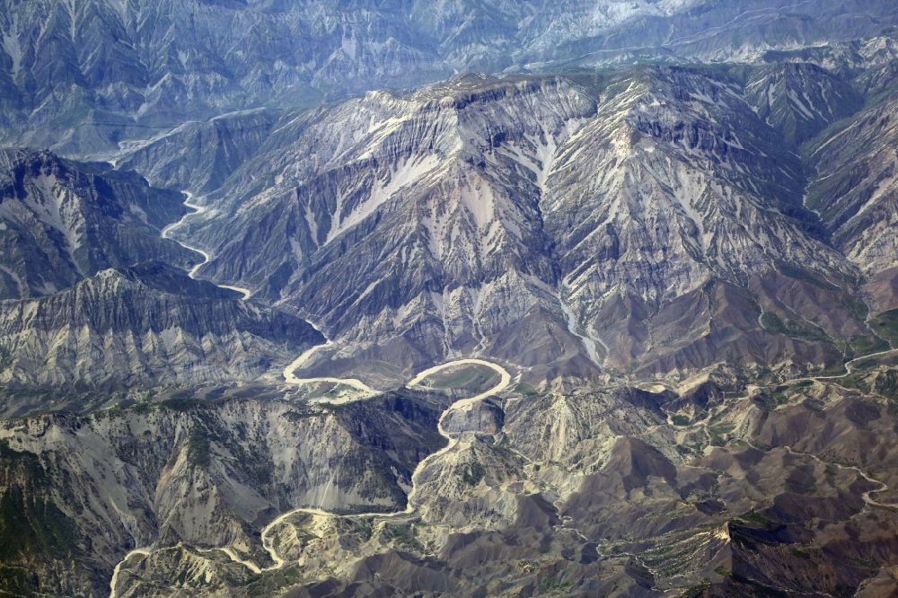 Luftaufnahme Zagros Mountains - Fels- und Wüsten- Landschaft im Zagros Gebirge am Fluß Kouhrang in in Khuzestan Province, Iran