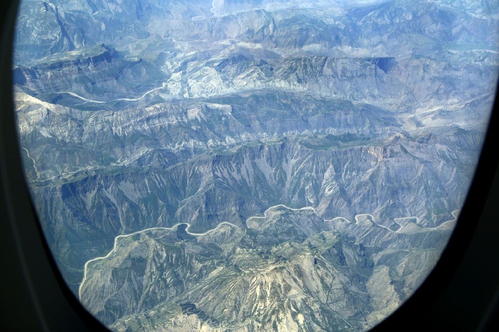 Sagros Mountains aus der Vogelperspektive: Fels- und Wüsten- Landschaft im Zagros Gebirge am Fluß Kouhrang in in Khuzestan Province, Iran