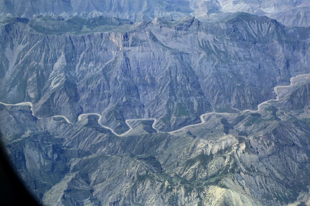 Luftbild Sagros Mountains - Fels- und Wüsten- Landschaft im Zagros Gebirge am Fluß Kouhrang in in Khuzestan Province, Iran