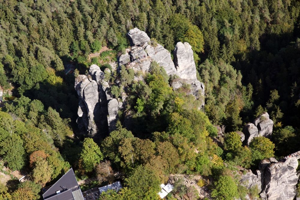 Rathen von oben - Felsen im Basteigebiet in Rathen im Bundesland Sachsen