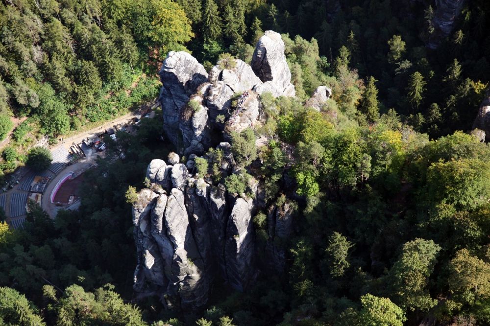 Rathen aus der Vogelperspektive: Felsen im Basteigebiet in Rathen im Bundesland Sachsen