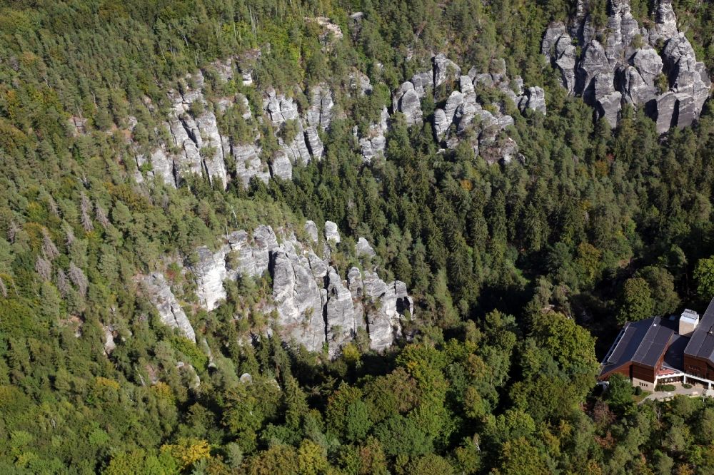 Luftaufnahme Rathen - Felsen im Basteigebiet in Rathen im Bundesland Sachsen