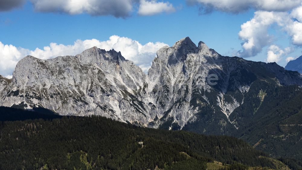 Admont von oben - Felsen- und Berglandschaft des Admonter Reichenstein in Admont in Steiermark, Österreich
