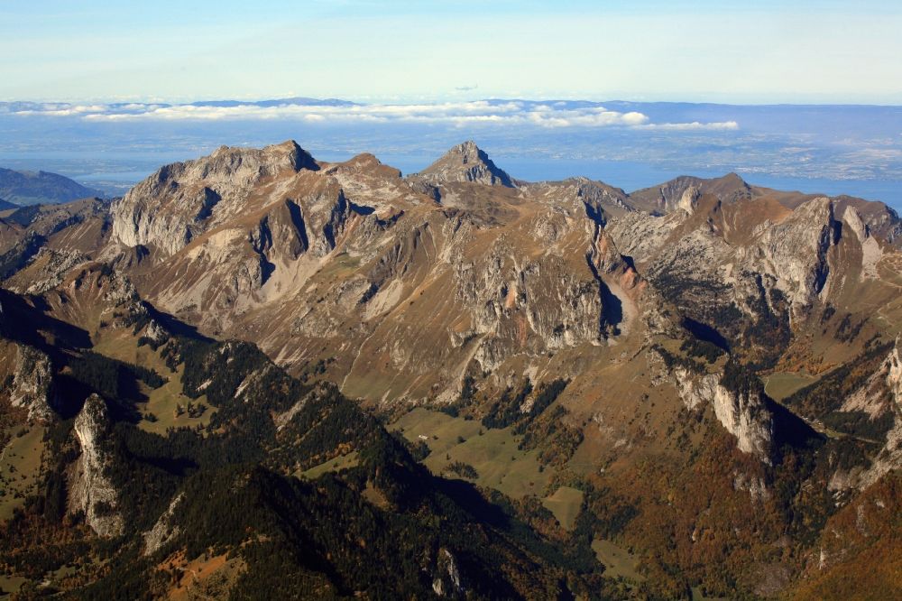 La Chapelle-d'Abondance aus der Vogelperspektive: Felsen- und Berglandschaft in den Alpen bei La Chapelle-d'Abondance in Auvergne-Rhone-Alpes, Frankreich