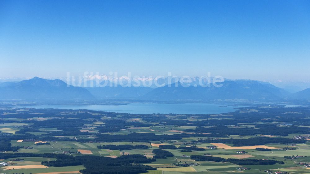 Luftbild Übersee - Felsen- und Berglandschaft der Alpen umsäumen den Chiemsee in Übersee im Bundesland Bayern, Deutschland