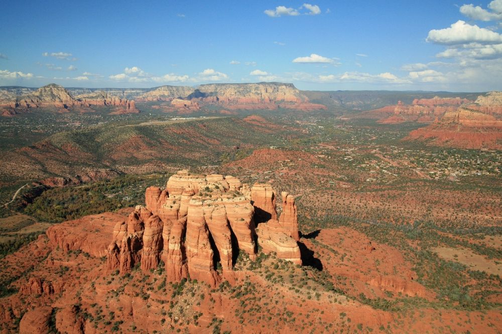 Sedona aus der Vogelperspektive: Felsen- und Berglandschaft bei Sedona in Arizona in USA