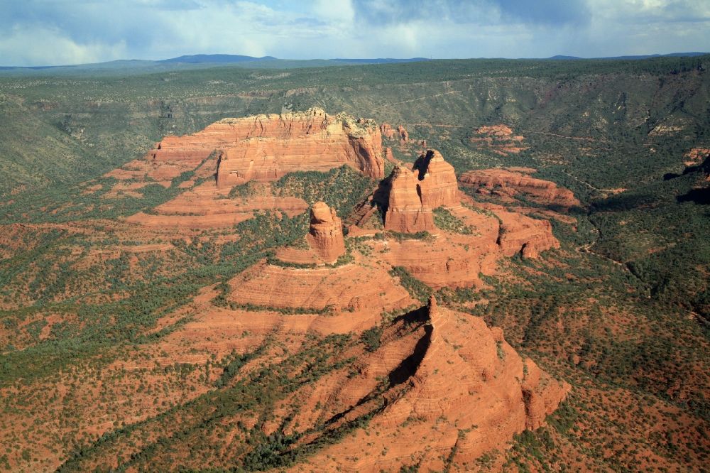 Sedona von oben - Felsen- und Berglandschaft bei Sedona in Arizona in USA
