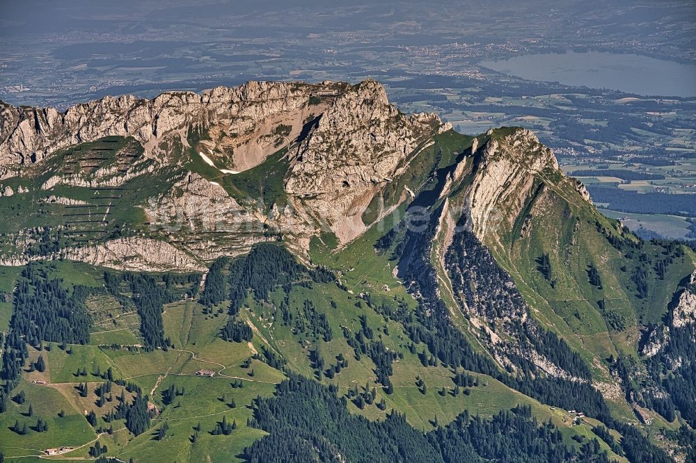 Alpnach von oben - Felsen- und Berglandschaft des Berg Pilatus bei Luzern in Alpnach im Kanton Obwalden, Schweiz
