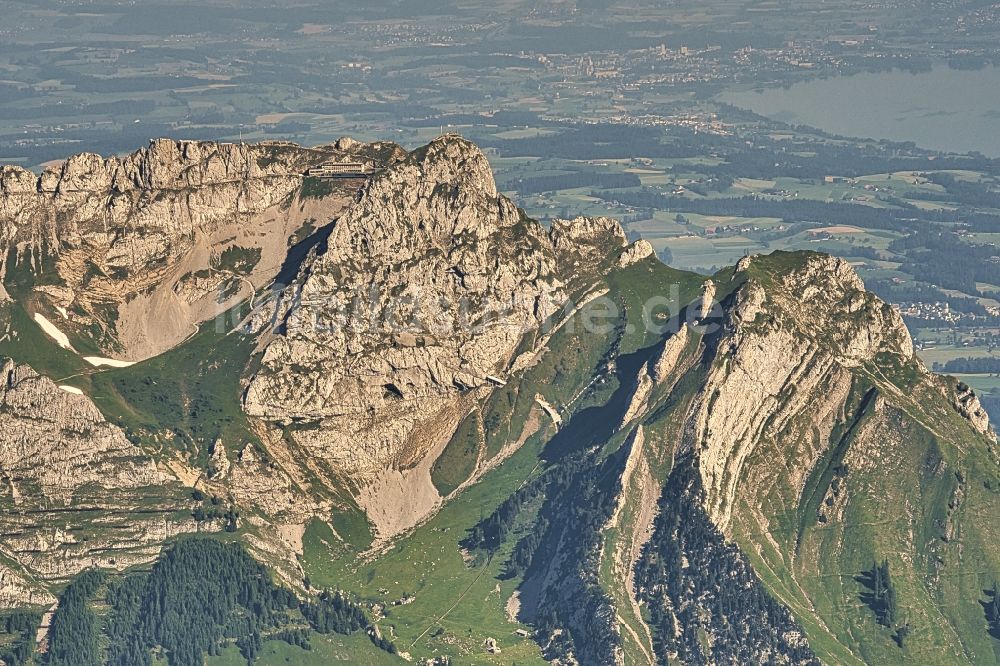 Alpnach aus der Vogelperspektive: Felsen- und Berglandschaft des Berg Pilatus bei Luzern in Alpnach im Kanton Obwalden, Schweiz