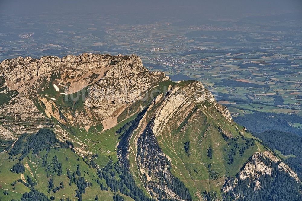 Luftbild Alpnach - Felsen- und Berglandschaft des Berg Pilatus bei Luzern in Alpnach im Kanton Obwalden, Schweiz