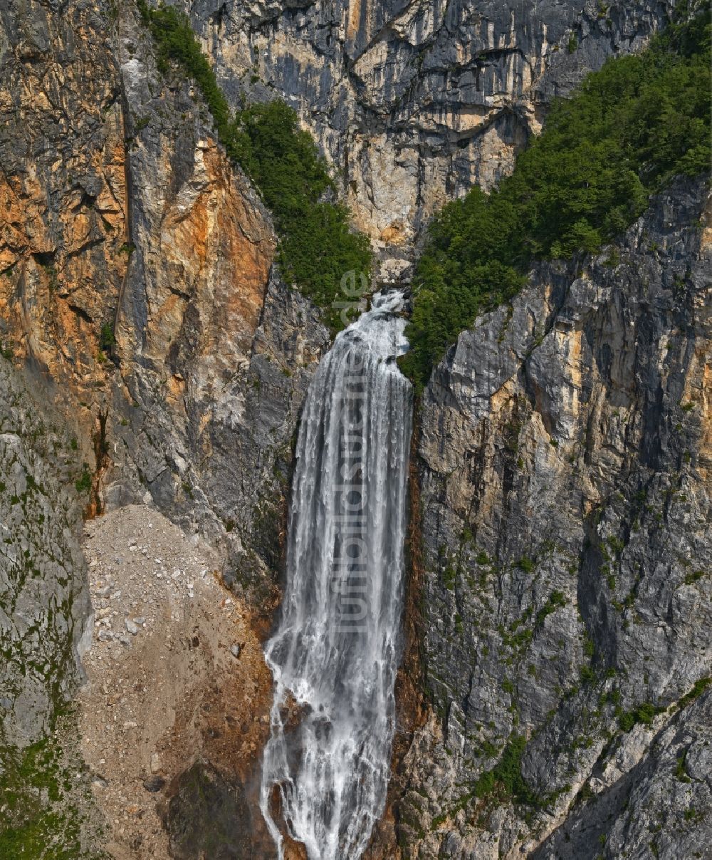 Bovec von oben - Felsen- und Berglandschaft am Boka Wasserfall in Bovec in Tolmin, Slowenien