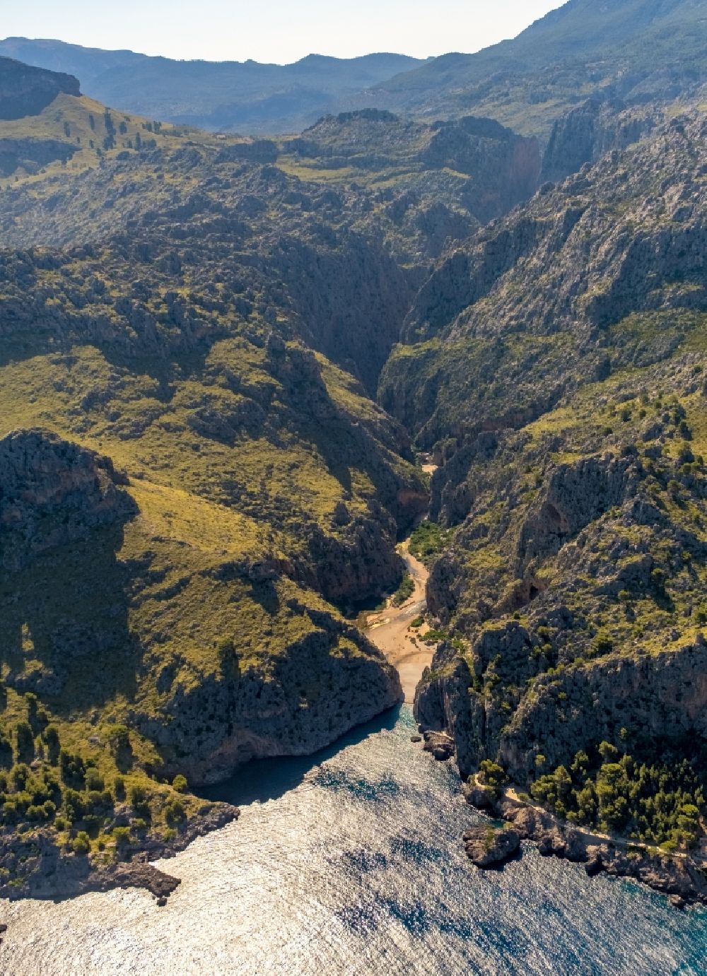 Escorca aus der Vogelperspektive: Felsen- und Berglandschaft an der Bucht Torrent de Pareis La Calobra in Escorca in Balearische Insel Mallorca, Spanien