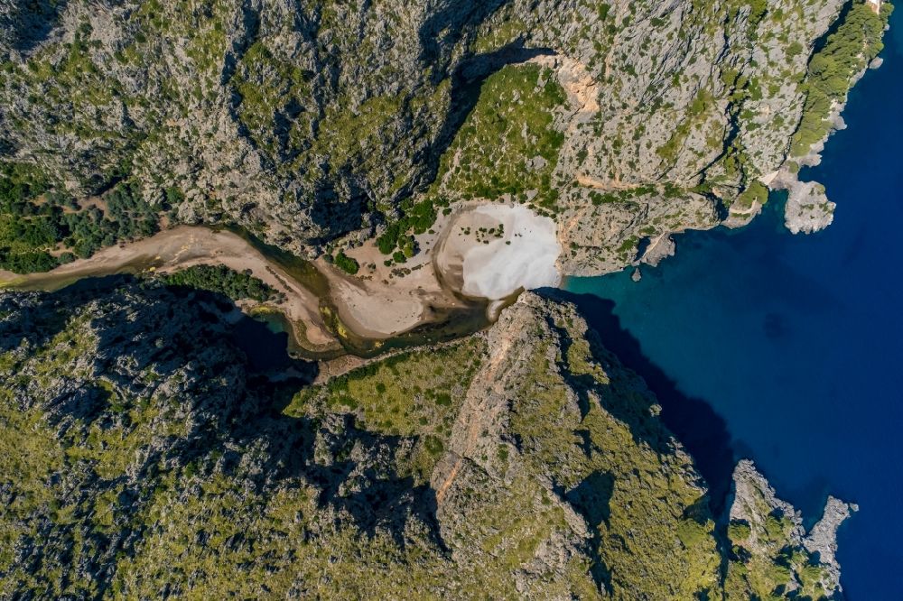 Luftbild Escorca - Felsen- und Berglandschaft an der Bucht Torrent de Pareis La Calobra in Escorca in Balearische Insel Mallorca, Spanien