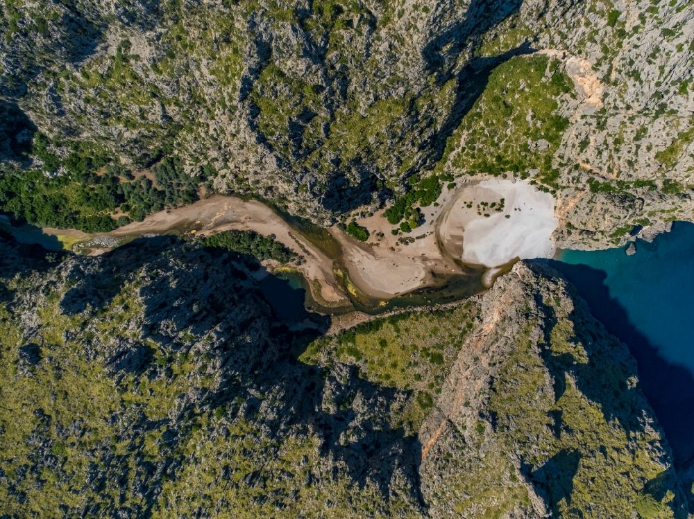 Luftaufnahme Escorca - Felsen- und Berglandschaft an der Bucht Torrent de Pareis La Calobra in Escorca in Balearische Insel Mallorca, Spanien