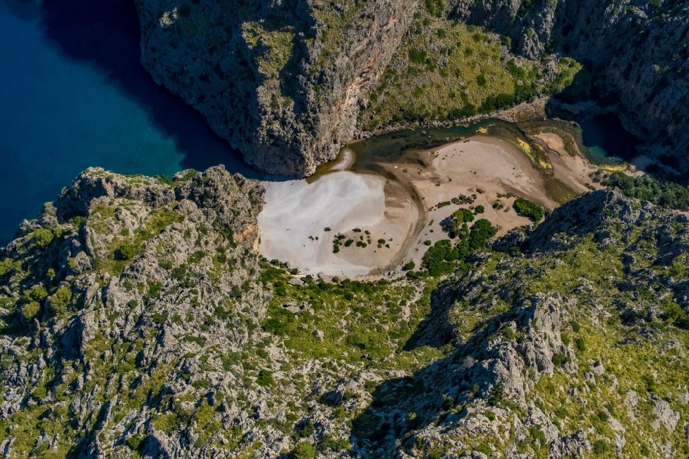 Escorca von oben - Felsen- und Berglandschaft an der Bucht Torrent de Pareis La Calobra in Escorca in Balearische Insel Mallorca, Spanien