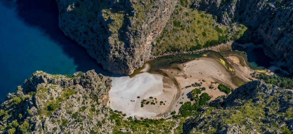 Escorca aus der Vogelperspektive: Felsen- und Berglandschaft an der Bucht Torrent de Pareis La Calobra in Escorca in Balearische Insel Mallorca, Spanien