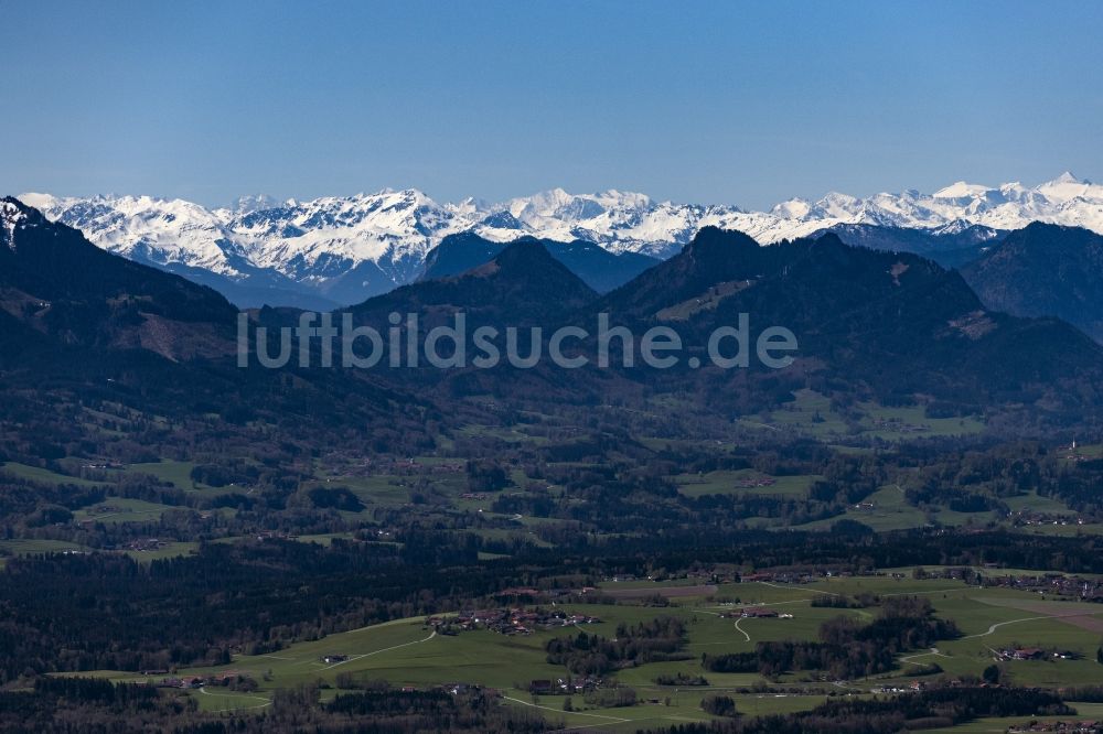 Ruhpolding aus der Vogelperspektive: Felsen- und Berglandschaft der Chiemgauer Alpen in Ruhpolding im Bundesland Bayern, Deutschland