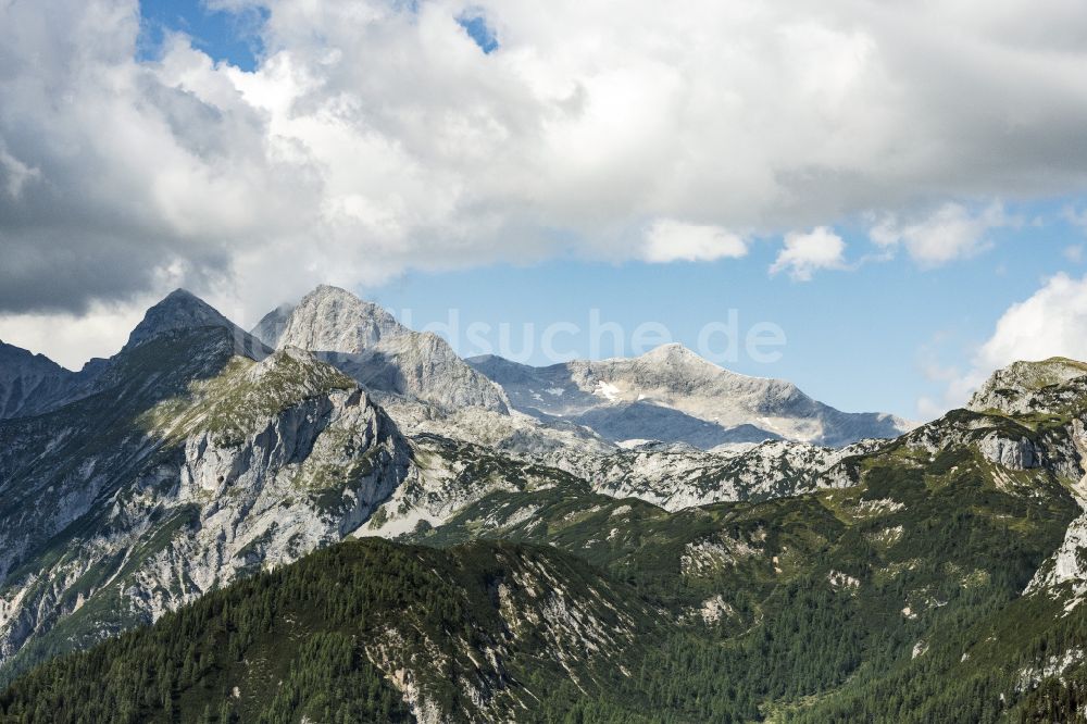 Schladming von oben - Felsen- und Berglandschaft des Dachsteingebirges in Schladming in Steiermark, Österreich