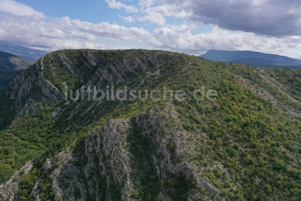 Kovacic aus der Vogelperspektive: Felsen- und Berglandschaft Dinarisches Gebirge in Kovacic in Sibensko-kninska zupanija, Kroatien