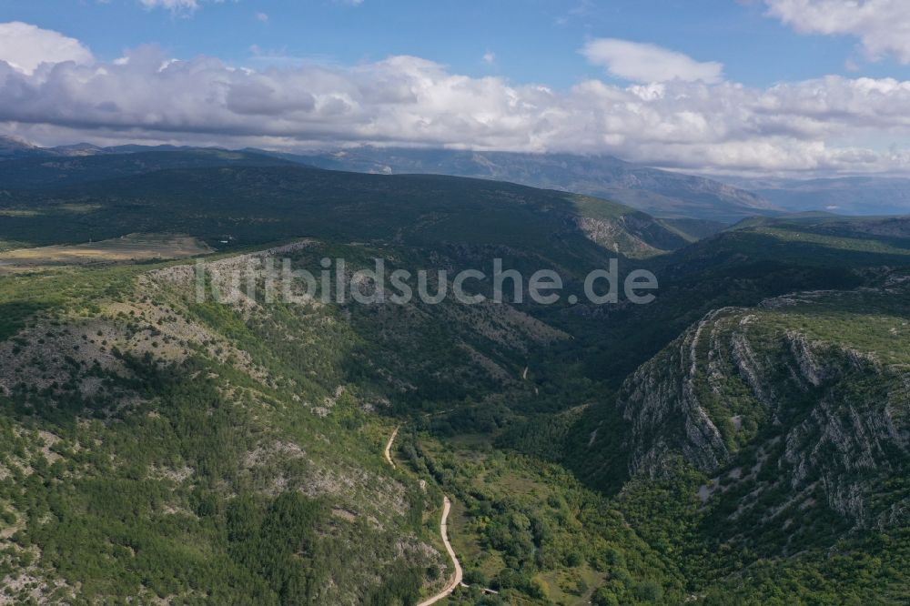 Kovacic von oben - Felsen- und Berglandschaft Dinarisches Gebirge in Kovacic in Sibensko-kninska zupanija, Kroatien