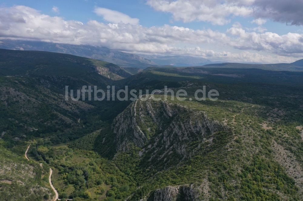 Kovacic aus der Vogelperspektive: Felsen- und Berglandschaft Dinarisches Gebirge in Kovacic in Sibensko-kninska zupanija, Kroatien