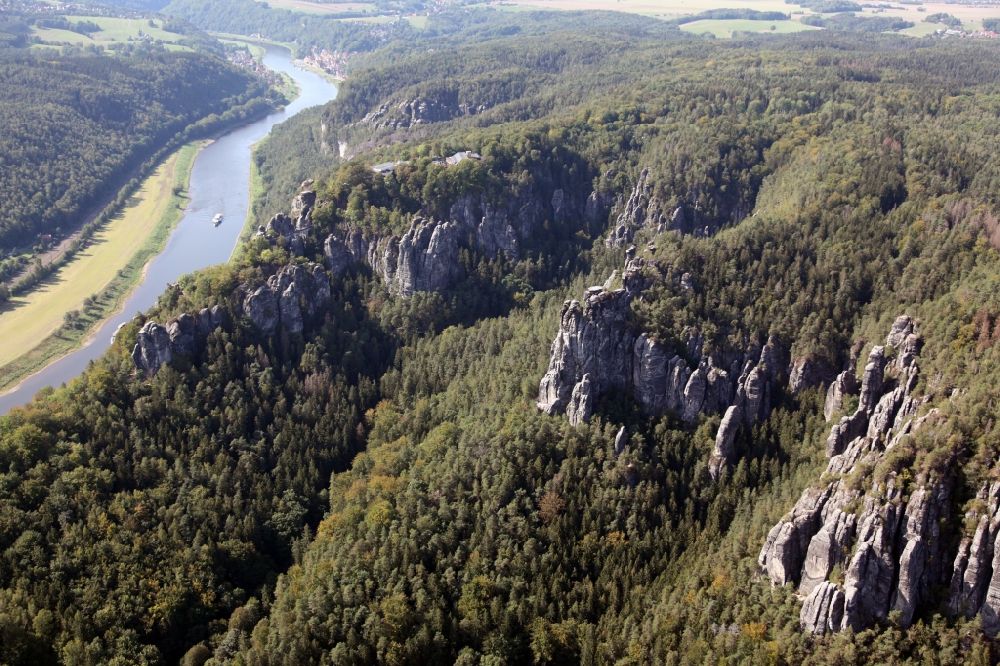 Luftbild Rathen - Felsen- und Berglandschaft des Elbsandsteingebirges und der Fluss Elbe bei Rathen im Bundesland Sachsen, Deutschland