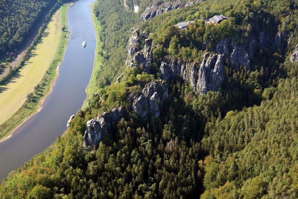 Luftaufnahme Rathen - Felsen- und Berglandschaft des Elbsandsteingebirges und der Fluss Elbe bei Rathen im Bundesland Sachsen, Deutschland