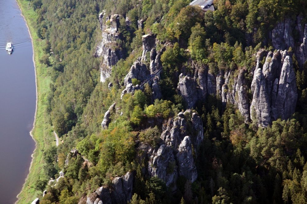 Rathen von oben - Felsen- und Berglandschaft des Elbsandsteingebirges und der Fluss Elbe bei Rathen im Bundesland Sachsen, Deutschland