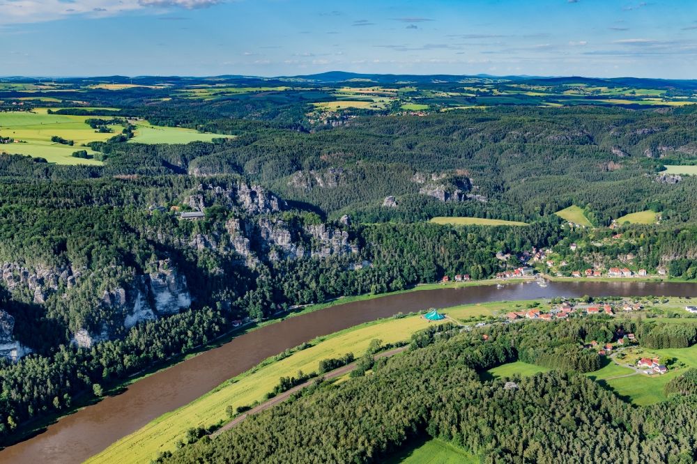 rathen von oben - Felsen- und Berglandschaft des Elbsandsteingebirges in Rathen im Bundesland Sachsen, Deutschland