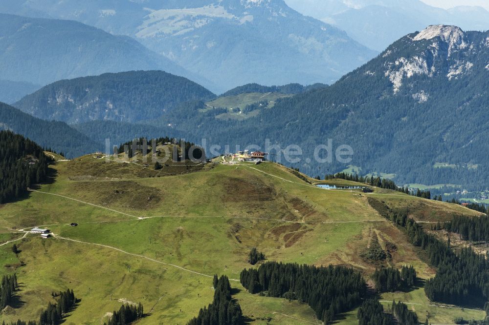 Ellmau von oben - Felsen- und Berglandschaft Ellmi´s Zauberwel, Bergstation Bergbahnen Wilder Kaiser und Speichersee in Ellmau in Tirol, Österreich