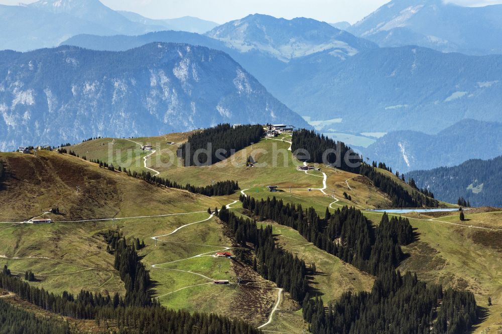Luftaufnahme Ellmau - Felsen- und Berglandschaft Ellmi´s Zauberwel, Bergstation Bergbahnen Wilder Kaiser und Speichersee in Ellmau in Tirol, Österreich