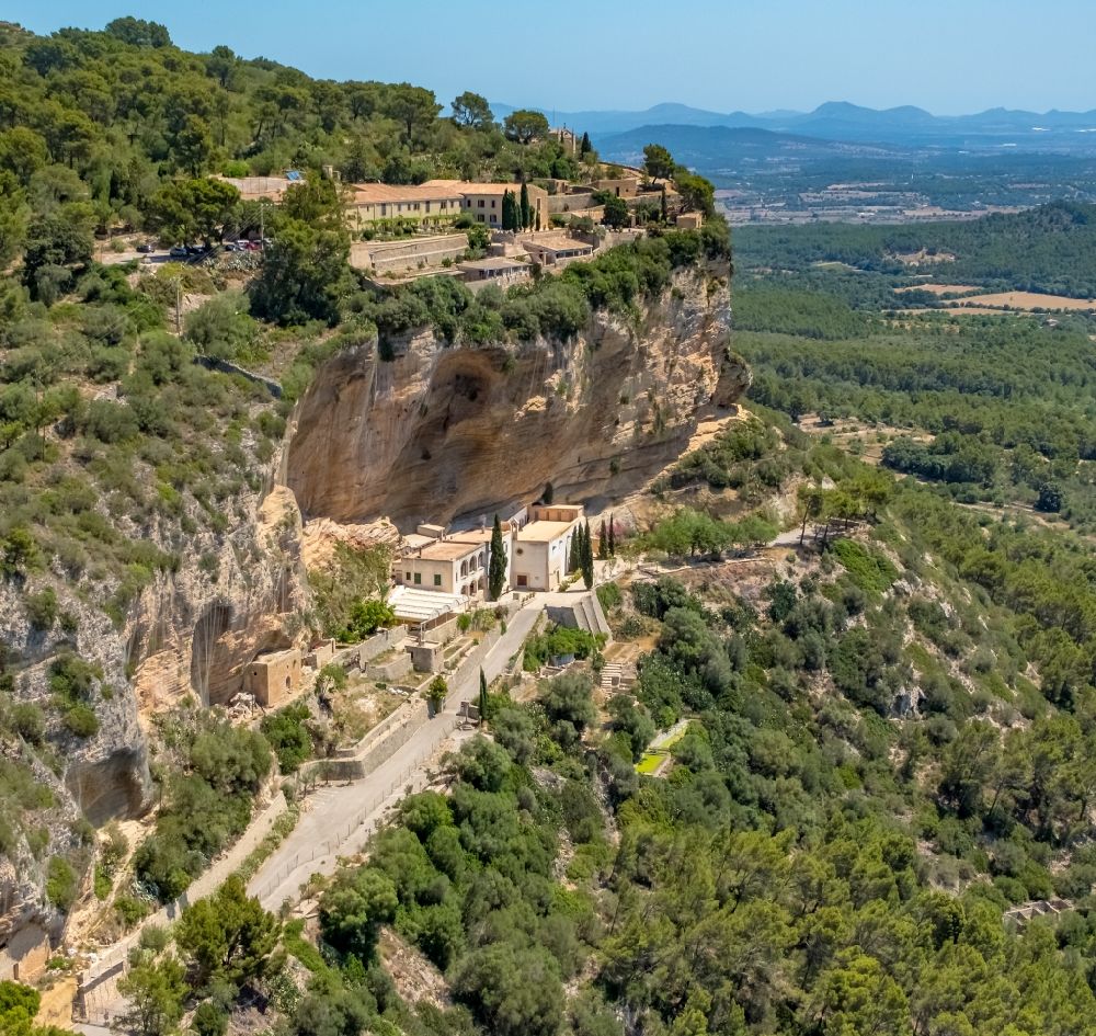 Luftaufnahme Algaida - Felsen- und Berglandschaft Ermita de Sant Honorat und Santuari de Gracia in Algaida in Balearische Insel Mallorca, Spanien