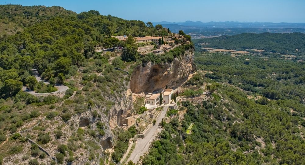 Algaida von oben - Felsen- und Berglandschaft Ermita de Sant Honorat und Santuari de Gracia in Algaida in Balearische Insel Mallorca, Spanien